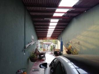 Se vende casa con amplio lote de 1,000m2 en Flores de Heredia 23-2061