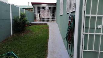 Se vende casa con amplio lote de 1,000m2 en Flores de Heredia 23-2061