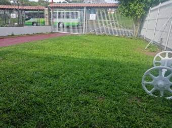 Se vende casa con amplio lote de 1,000m2 en Flores de Heredia 23-2061