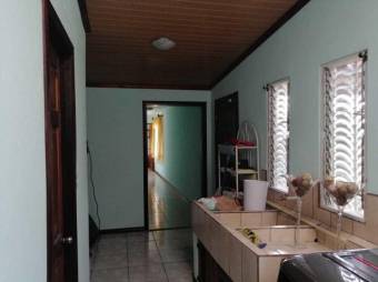 Se vende casa con amplio lote de 1,000m2 en Flores de Heredia 23-2061