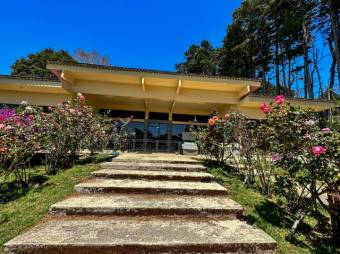 Se vende moderna casa con amplio lote y terraza en San Joaquín de Heredia 23-2410