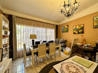 Se vende moderna y espaciosa casa con terraza en San Joaquín de Heredia 23-2410