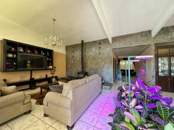 Se vende moderna y espaciosa casa con terraza en San Joaquín de Heredia 23-2410