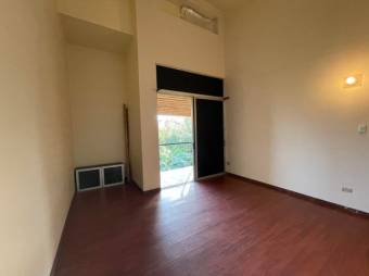 Se vende moderna casa con piscina y patio en San Antonio de Belén 21-1989