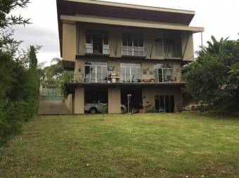 Se vende moderna casa con piscina y patio en San Antonio de Belén 21-1989