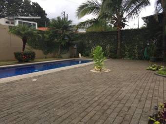 Se vende moderna casa con piscina y patio en San Antonio de Belén 21-1989