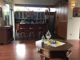 Se vende moderna casa con piscina y patio en San Antonio de Belén 21-1989