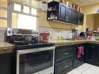 Se vende amplia casa con uso de suelo mixto en San Pablo de Heredia 24-1050