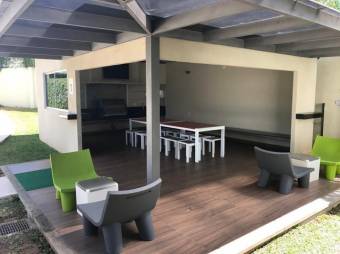 Se vende moderno apartamento para inversión en Santa Ana de San José 23-1582