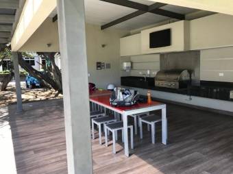 Se vende moderno apartamento para inversión en Santa Ana de San José 23-1582