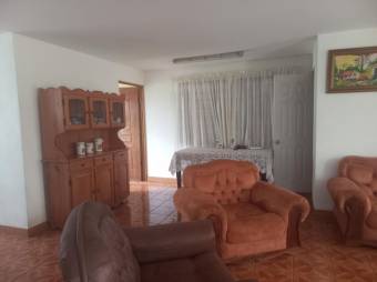 Se vende casa con amplio terreno de 3,824m2 en San pedro de Barva 24-9