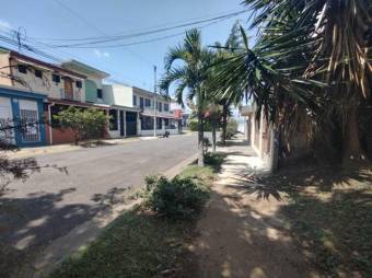 Se vende espaciosa casa para inversión en San Pablo de Heredia 24-1659