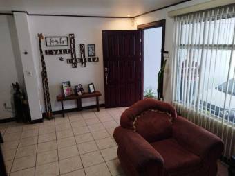 Se vende espaciosa casa para inversión en San Pablo de Heredia 24-1659