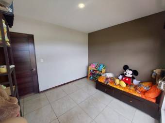 Se vende moderna casa con patio y terraza en condominio de Guácima en Alajuela 24-1680