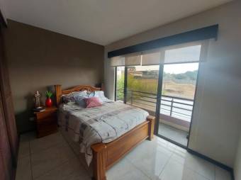 Se vende moderna casa con patio y terraza en condominio de Guácima en Alajuela 24-1680