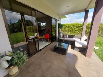 Se vende moderna casa con patio y terraza en condominio de Guácima en Alajuela 24-1680