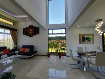 Se vende moderna casa con patio y terraza en condominio de Guácima en Alajuela 24-1680