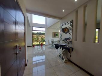 Se vende moderna casa con patio y terraza en condominio de Guácima en Alajuela 24-1680