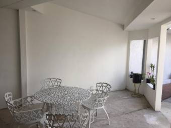 Se vende espaciosa casa con patio y terraza en Sánchez de Curridabat 23-203 