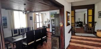 Se vende espaciosa casa con patio y terraza en Sánchez de Curridabat 23-203 