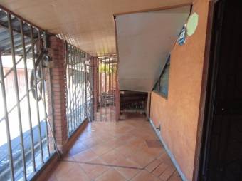 Se vende espaciosa casa con patio en Curridabat de San José 23-3440 