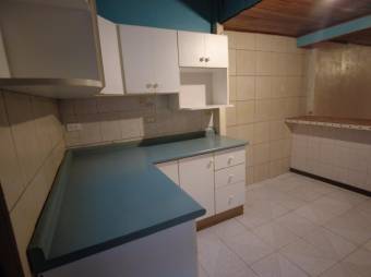 Se vende espaciosa casa con patio en Curridabat de San José 23-3440 