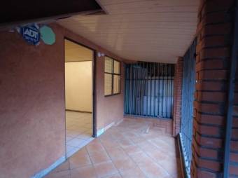 Se vende espaciosa casa con patio en Curridabat de San José 23-3440 