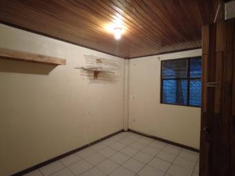 Se vende espaciosa casa con patio en Curridabat de San José 23-3440 