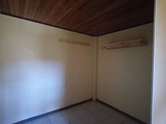 Se vende espaciosa casa con patio en Curridabat de San José 23-3440 