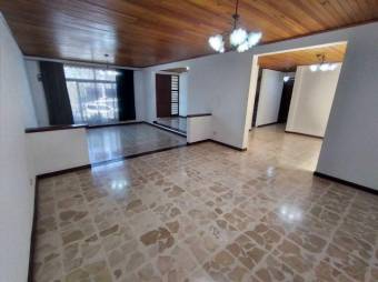 Se vende espaciosa casa para inversión con patio y terraza en Yoses sur 23-305