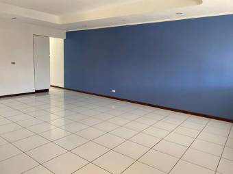 Se vende casa con patio en condominio de Zapote en San Jose 24-1596