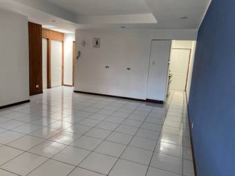 Se vende casa con patio en condominio de Zapote en San Jose 24-1596