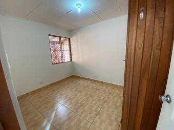 Se vende casa con patio en condominio de Zapote en San Jose 24-1596