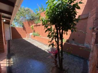 Se vende casa con patio en condominio de Zapote en San Jose 24-1596