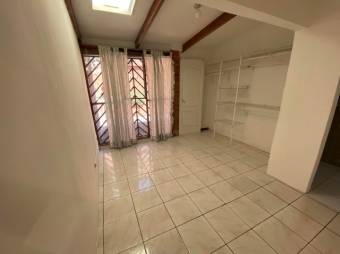 Se vende casa con patio en condominio de Zapote en San Jose 24-1596