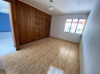 Se vende casa con patio en condominio de Zapote en San Jose 24-1596