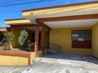 Se vende casa con patio en condominio de Zapote en San Jose 24-1596