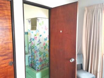 Se vende espaciosa casa con balcón y patio en Merced de San José 24-1637