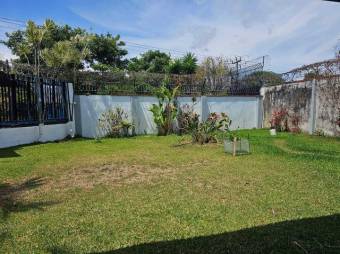 Se vende casa con uso de suelo mixto y amplio lote en Granadilla de Curridabat 24-1600