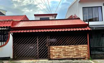 House for sale in Guadalupe 200 meters from the EBAIS of Purral