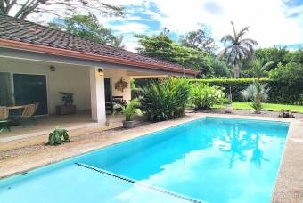 Amplia villa nueva con jardín exótico cerca de Tamarindo