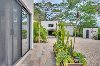 Elegante propiedad ubicada en Refundores, a solo 1,6 km de la playa de Tamarindo Elegante propiedad ubicada en Refundores, a solo 1,6 km de la playa de Tamarindo