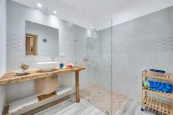 Elegante propiedad ubicada en Refundores, a solo 1,6 km de la playa de Tamarindo Elegante propiedad ubicada en Refundores, a solo 1,6 km de la playa de Tamarindo