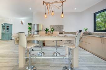 Elegante propiedad ubicada en Refundores, a solo 1,6 km de la playa de Tamarindo Elegante propiedad ubicada en Refundores, a solo 1,6 km de la playa de Tamarindo