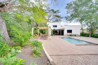 Elegante propiedad ubicada en Refundores, a solo 1,6 km de la playa de Tamarindo