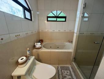 LARGE HOUSE FOR SALE IN RESIDENTIAL SANTA ANA 4 BEDROOMS 2 FLOORS LARGE HOUSE FOR SALE IN RESIDENTIAL SANTA ANA 4 BEDROOMS 2 FLOORS