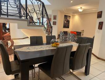 LARGE HOUSE FOR SALE IN RESIDENTIAL SANTA ANA 4 BEDROOMS 2 FLOORS LARGE HOUSE FOR SALE IN RESIDENTIAL SANTA ANA 4 BEDROOMS 2 FLOORS