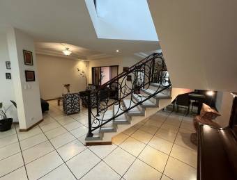 LARGE HOUSE FOR SALE IN RESIDENTIAL SANTA ANA 4 BEDROOMS 2 FLOORS