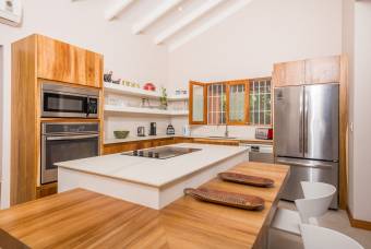 Propiedad Colonial con 7 Apartamentos, 2 Piscinas y Potencial Comercial en La Garita Nueva