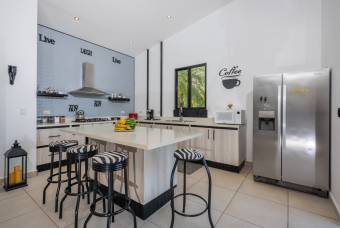 Encantadora propiedad europea con piscina y vista panorámica en comunidad privada cerca de Tamarindo